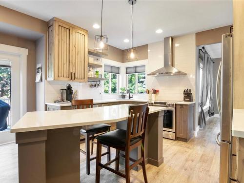 4932 Windsong Crescent, Kelowna, BC - Indoor Photo Showing Kitchen With Upgraded Kitchen