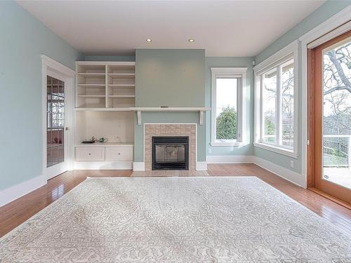 3295 Norfolk Rd, Oak Bay, BC - Indoor With Fireplace