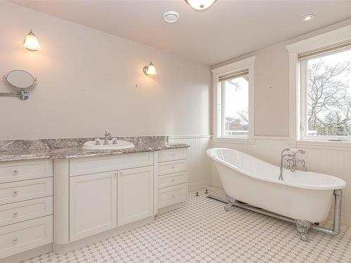 3295 Norfolk Rd, Oak Bay, BC - Indoor Photo Showing Bathroom