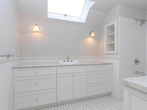 3295 Norfolk Rd, Oak Bay, BC - Indoor Photo Showing Bathroom