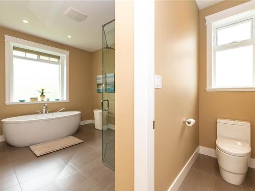 627 St. Andrews Lane, Cobble Hill, BC - Indoor Photo Showing Bathroom