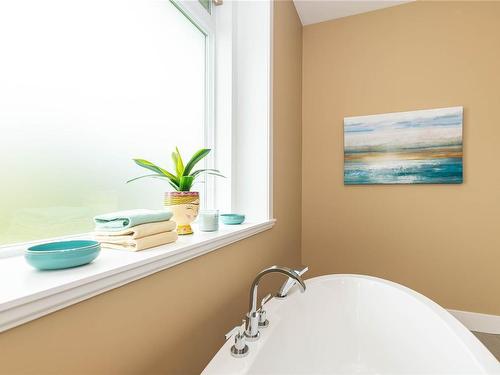 627 St. Andrews Lane, Cobble Hill, BC - Indoor Photo Showing Bathroom