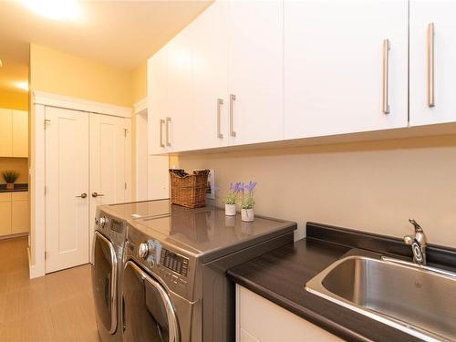 627 St. Andrews Lane, Cobble Hill, BC - Indoor Photo Showing Laundry Room