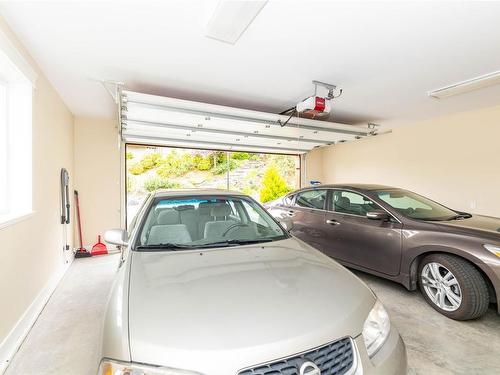 627 St. Andrews Lane, Cobble Hill, BC - Indoor Photo Showing Garage
