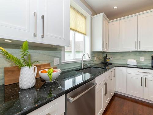 627 St. Andrews Lane, Cobble Hill, BC - Indoor Photo Showing Kitchen With Upgraded Kitchen