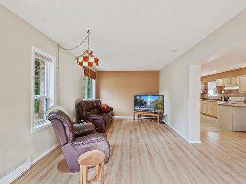 1324 Anderton Rd, Comox, BC - Indoor Photo Showing Living Room