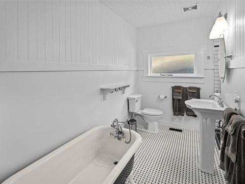 2675 Anderson Rd, Sooke, BC - Indoor Photo Showing Bathroom