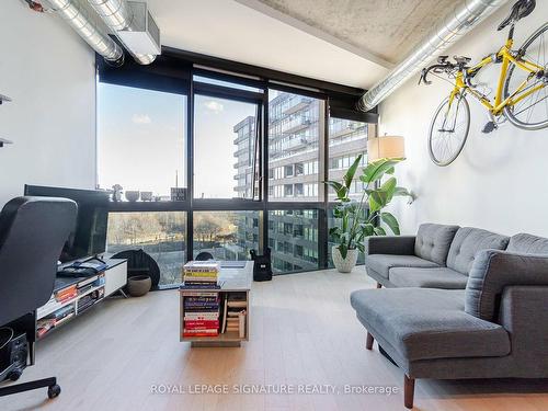 617-21 Lawren Harris Sq, Toronto, ON - Indoor Photo Showing Living Room