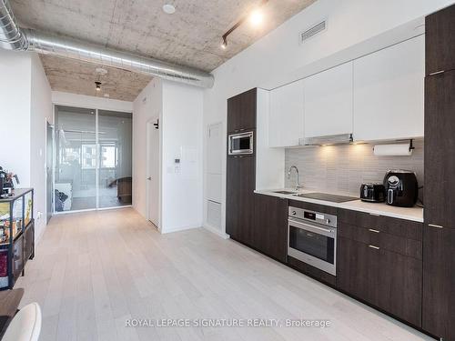 617-21 Lawren Harris Sq, Toronto, ON - Indoor Photo Showing Kitchen With Upgraded Kitchen