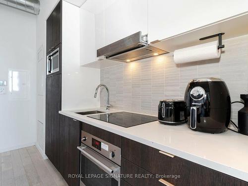 617-21 Lawren Harris Sq, Toronto, ON - Indoor Photo Showing Kitchen