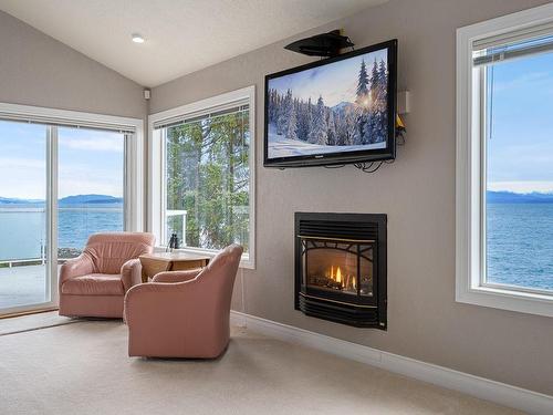 2270 Oyster Garden Rd, Campbell River, BC - Indoor Photo Showing Living Room With Fireplace