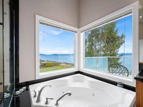 2270 Oyster Garden Rd, Campbell River, BC - Indoor Photo Showing Bathroom