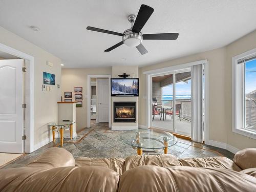 2270 Oyster Garden Rd, Campbell River, BC - Indoor With Fireplace