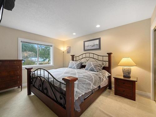 2270 Oyster Garden Rd, Campbell River, BC - Indoor Photo Showing Bedroom