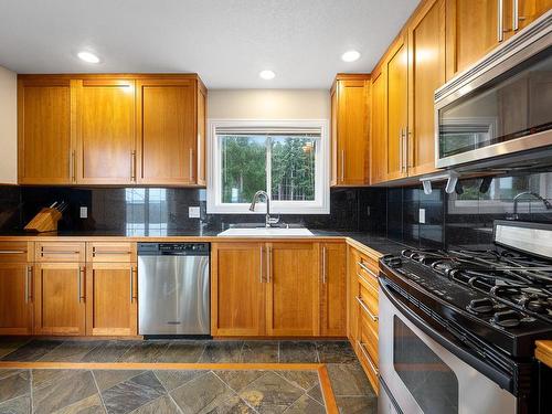 2270 Oyster Garden Rd, Campbell River, BC - Indoor Photo Showing Kitchen