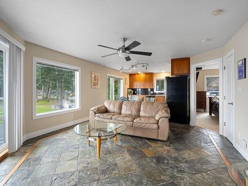 2270 Oyster Garden Rd, Campbell River, BC - Indoor Photo Showing Living Room