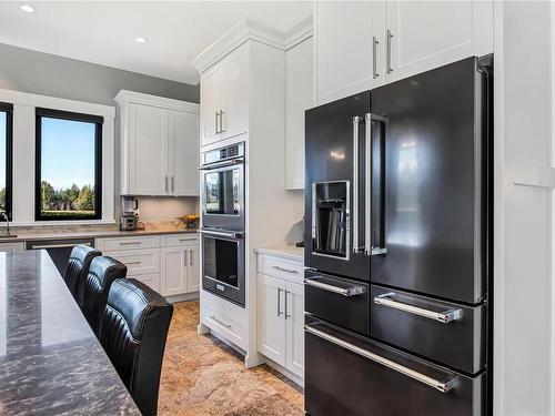 2725 Monte Vista Dr, Qualicum Beach, BC - Indoor Photo Showing Kitchen With Upgraded Kitchen