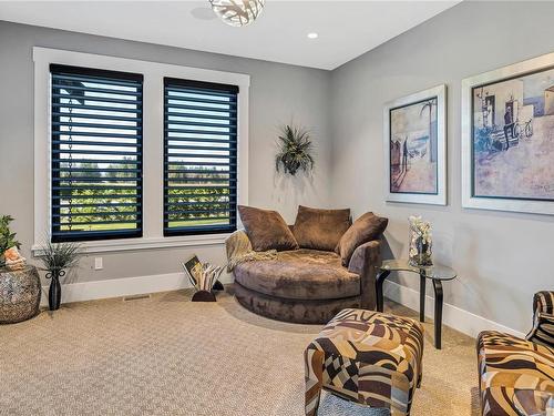 2725 Monte Vista Dr, Qualicum Beach, BC - Indoor Photo Showing Living Room