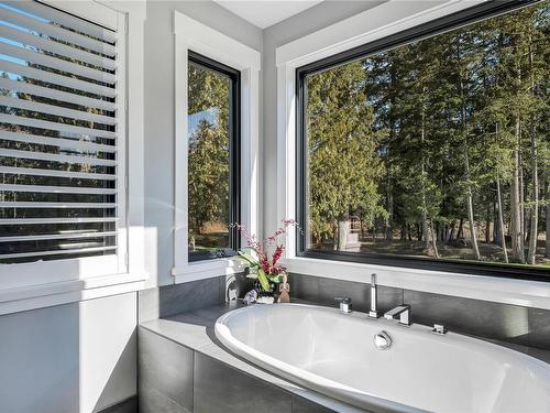 2725 Monte Vista Dr, Qualicum Beach, BC - Indoor Photo Showing Bathroom