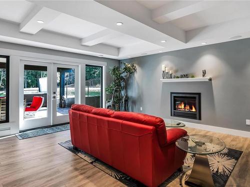 2725 Monte Vista Dr, Qualicum Beach, BC - Indoor Photo Showing Living Room With Fireplace