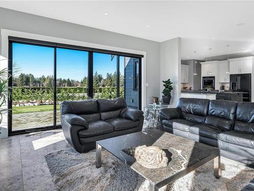 2725 Monte Vista Dr, Qualicum Beach, BC - Indoor Photo Showing Living Room