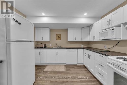11 Taishan Place, Norfolk, ON - Indoor Photo Showing Kitchen With Double Sink
