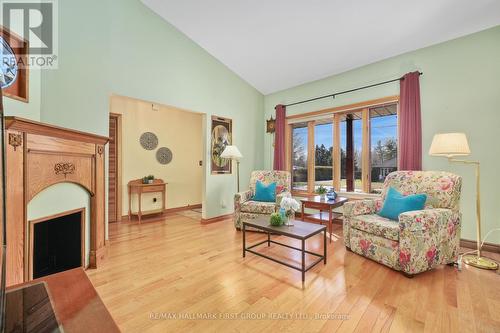 8 Burgess Cres, Hamilton Township, ON - Indoor Photo Showing Living Room