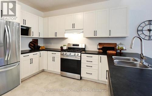 13 Maidens Cres, Collingwood, ON - Indoor Photo Showing Kitchen With Double Sink With Upgraded Kitchen