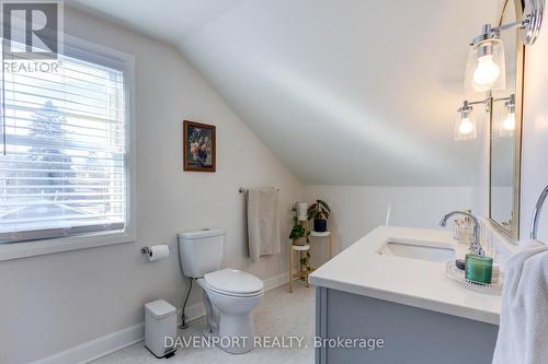 137 Elgin St S, Wellington North, ON - Indoor Photo Showing Bathroom