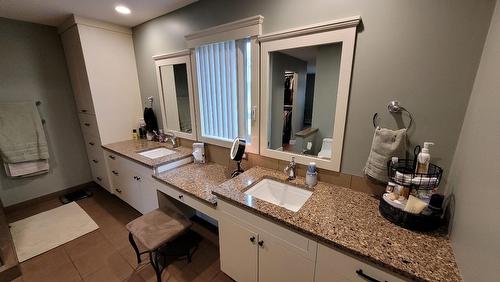 1648 75Th Avenue, Grand Forks, BC - Indoor Photo Showing Bathroom