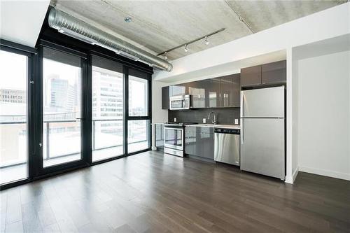 606 311 Hargrave Street, Winnipeg, MB - Indoor Photo Showing Kitchen