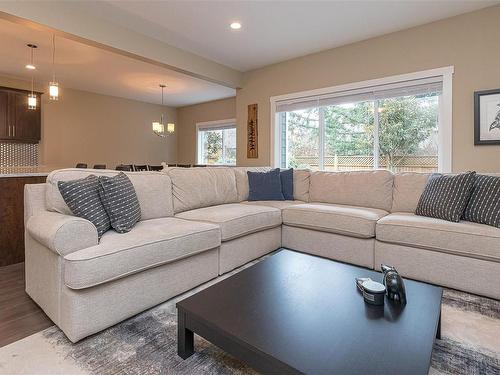 1022 Gala Crt, Langford, BC - Indoor Photo Showing Living Room