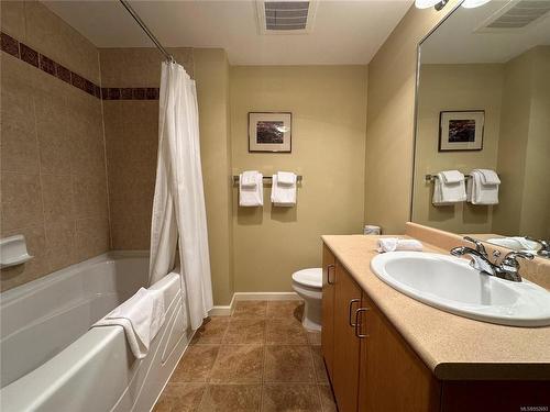 208-1280 Alpine Rd, Courtenay, BC - Indoor Photo Showing Bathroom