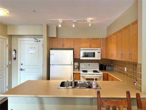 208-1280 Alpine Rd, Courtenay, BC - Indoor Photo Showing Kitchen With Double Sink