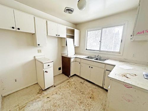 42 Superior Avenue, Terrace Bay, ON - Indoor Photo Showing Kitchen With Double Sink