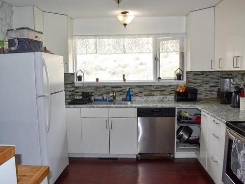 1533 Valleyview Cres, Cache Creek, BC - Indoor Photo Showing Kitchen