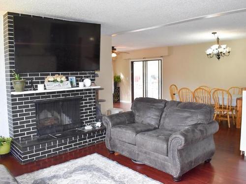 1533 Valleyview Cres, Cache Creek, BC - Indoor Photo Showing Living Room With Fireplace