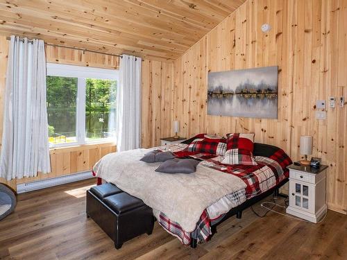 Bedroom - 1288 Route 138, Petite-Rivière-Saint-François, QC - Indoor Photo Showing Bedroom