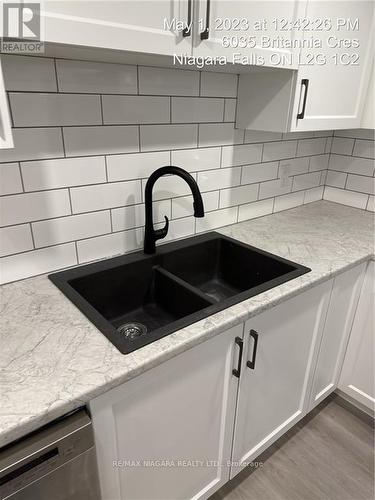 6035 Britannia Cres, Niagara Falls, ON - Indoor Photo Showing Kitchen With Double Sink