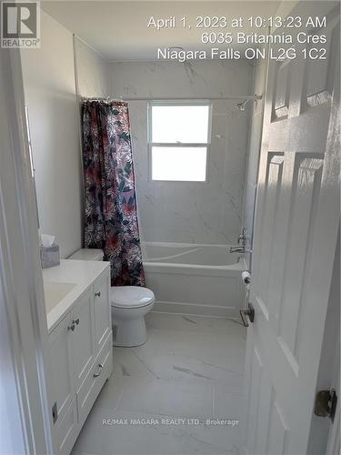 6035 Britannia Cres, Niagara Falls, ON - Indoor Photo Showing Bathroom