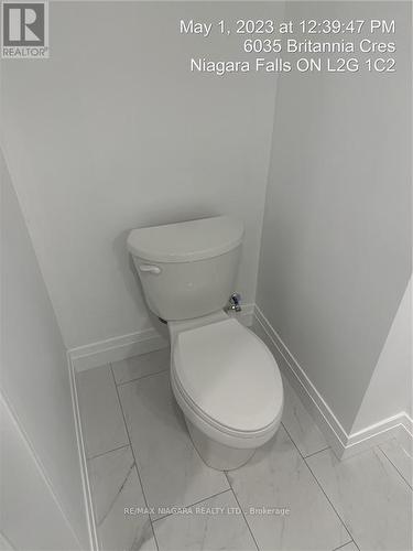 6035 Britannia Cres, Niagara Falls, ON - Indoor Photo Showing Bathroom
