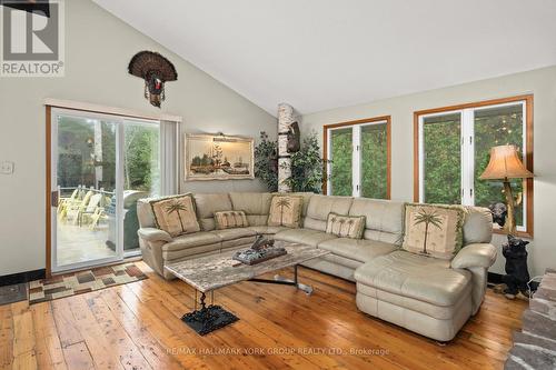102 Albert St, Kawartha Lakes, ON - Indoor Photo Showing Living Room