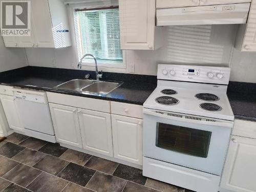 261-7575 Duncan Street, Powell River, BC - Indoor Photo Showing Kitchen With Double Sink