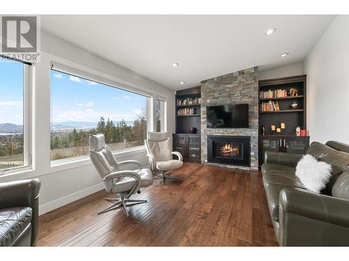 456 Okaview Road, Kelowna, BC - Indoor Photo Showing Living Room With Fireplace