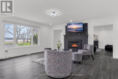 3035 Niagara Pkwy, Fort Erie, ON - Indoor Photo Showing Living Room With Fireplace