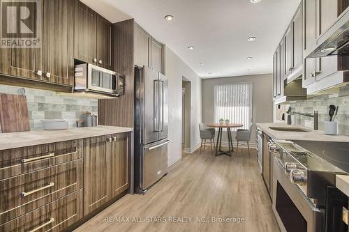 2 Chelsea Road, Markham, ON - Indoor Photo Showing Kitchen With Upgraded Kitchen