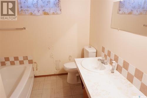 112 6Th Avenue E, Assiniboia, SK - Indoor Photo Showing Bathroom