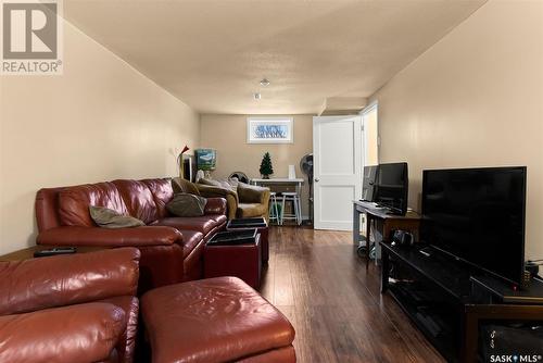 742 Vanier Drive N, Regina, SK - Indoor Photo Showing Living Room