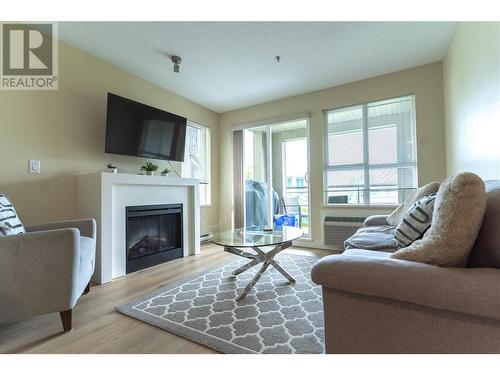1093 Sunset Drive Unit# 310, Kelowna, BC - Indoor Photo Showing Living Room With Fireplace