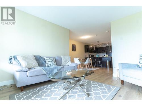 1093 Sunset Drive Unit# 310, Kelowna, BC - Indoor Photo Showing Living Room